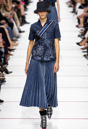 ماريا غارسيا كيوري تؤكد رسالتها مع ديور بمجموعة تنتصر لتمكين المرأة