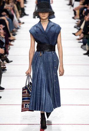 ماريا غارسيا كيوري تؤكد رسالتها مع ديور بمجموعة تنتصر لتمكين المرأة