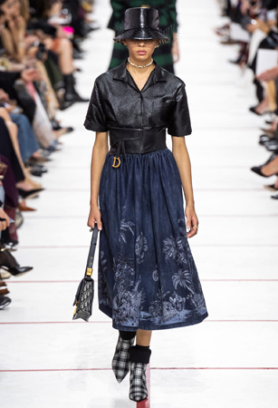 ماريا غارسيا كيوري تؤكد رسالتها مع ديور بمجموعة تنتصر لتمكين المرأة