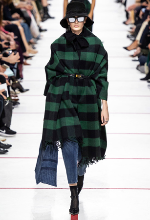 ماريا غارسيا كيوري تؤكد رسالتها مع ديور بمجموعة تنتصر لتمكين المرأة