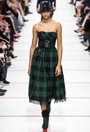 ماريا غارسيا كيوري تؤكد رسالتها مع ديور بمجموعة تنتصر لتمكين المرأة