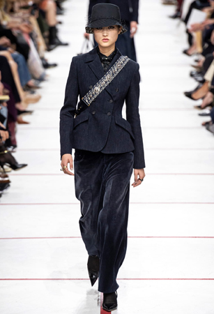 ماريا غارسيا كيوري تؤكد رسالتها مع ديور بمجموعة تنتصر لتمكين المرأة