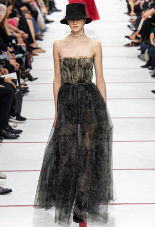 ماريا غارسيا كيوري تؤكد رسالتها مع ديور بمجموعة تنتصر لتمكين المرأة