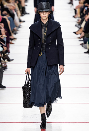 ماريا غارسيا كيوري تؤكد رسالتها مع ديور بمجموعة تنتصر لتمكين المرأة