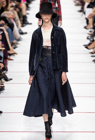 ماريا غارسيا كيوري تؤكد رسالتها مع ديور بمجموعة تنتصر لتمكين المرأة