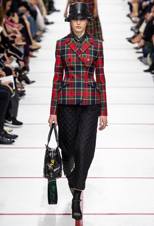 ماريا غارسيا كيوري تؤكد رسالتها مع ديور بمجموعة تنتصر لتمكين المرأة