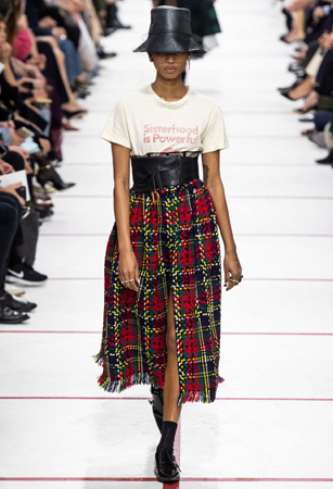 ماريا غارسيا كيوري تؤكد رسالتها مع ديور بمجموعة تنتصر لتمكين المرأة