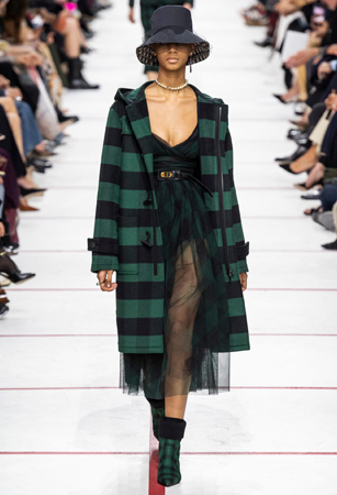 ماريا غارسيا كيوري تؤكد رسالتها مع ديور بمجموعة تنتصر لتمكين المرأة