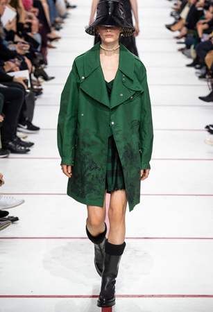 ماريا غارسيا كيوري تؤكد رسالتها مع ديور بمجموعة تنتصر لتمكين المرأة