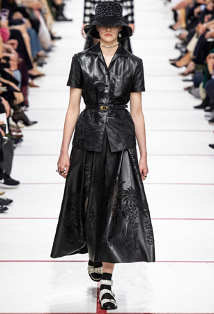 ماريا غارسيا كيوري تؤكد رسالتها مع ديور بمجموعة تنتصر لتمكين المرأة