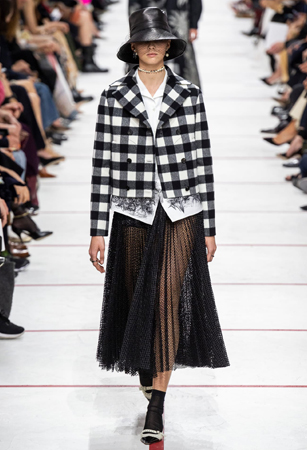 ماريا غارسيا كيوري تؤكد رسالتها مع ديور بمجموعة تنتصر لتمكين المرأة