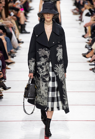 ماريا غارسيا كيوري تؤكد رسالتها مع ديور بمجموعة تنتصر لتمكين المرأة