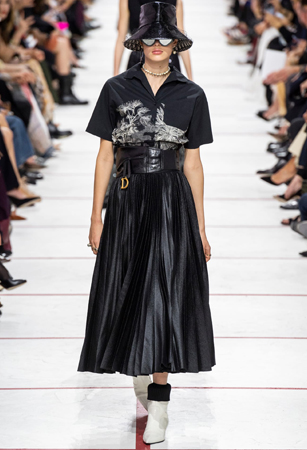 ماريا غارسيا كيوري تؤكد رسالتها مع ديور بمجموعة تنتصر لتمكين المرأة