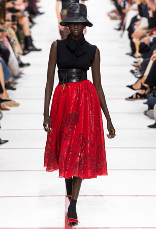 ماريا غارسيا كيوري تؤكد رسالتها مع ديور بمجموعة تنتصر لتمكين المرأة