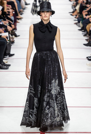 ماريا غارسيا كيوري تؤكد رسالتها مع ديور بمجموعة تنتصر لتمكين المرأة