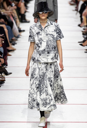 ماريا غارسيا كيوري تؤكد رسالتها مع ديور بمجموعة تنتصر لتمكين المرأة