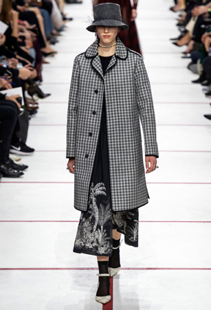 ماريا غارسيا كيوري تؤكد رسالتها مع ديور بمجموعة تنتصر لتمكين المرأة