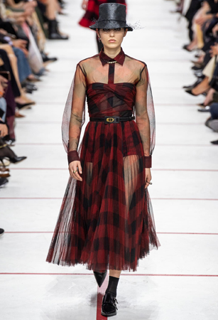 ماريا غارسيا كيوري تؤكد رسالتها مع ديور بمجموعة تنتصر لتمكين المرأة