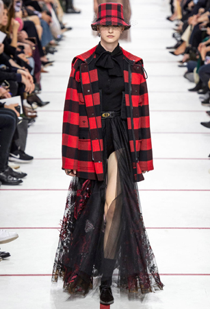 ماريا غارسيا كيوري تؤكد رسالتها مع ديور بمجموعة تنتصر لتمكين المرأة