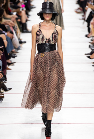 ماريا غارسيا كيوري تؤكد رسالتها مع ديور بمجموعة تنتصر لتمكين المرأة