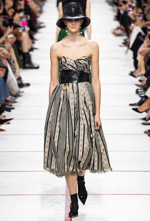 ماريا غارسيا كيوري تؤكد رسالتها مع ديور بمجموعة تنتصر لتمكين المرأة