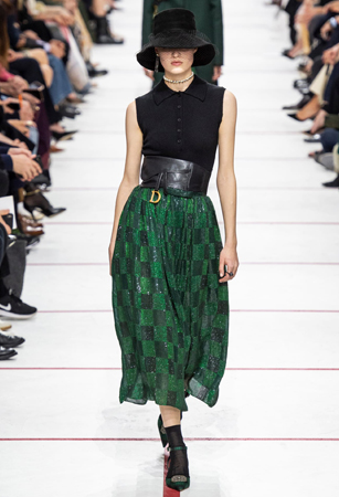 ماريا غارسيا كيوري تؤكد رسالتها مع ديور بمجموعة تنتصر لتمكين المرأة