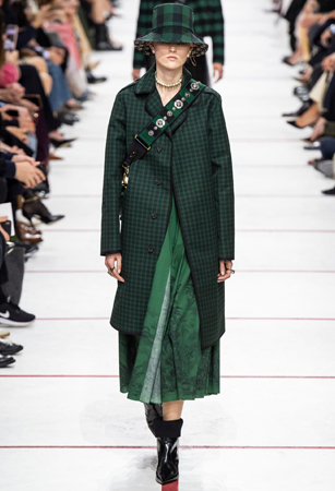 ماريا غارسيا كيوري تؤكد رسالتها مع ديور بمجموعة تنتصر لتمكين المرأة