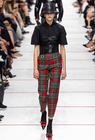 ماريا غارسيا كيوري تؤكد رسالتها مع ديور بمجموعة تنتصر لتمكين المرأة