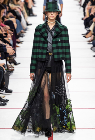 ماريا غارسيا كيوري تؤكد رسالتها مع ديور بمجموعة تنتصر لتمكين المرأة