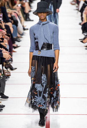 ماريا غارسيا كيوري تؤكد رسالتها مع ديور بمجموعة تنتصر لتمكين المرأة