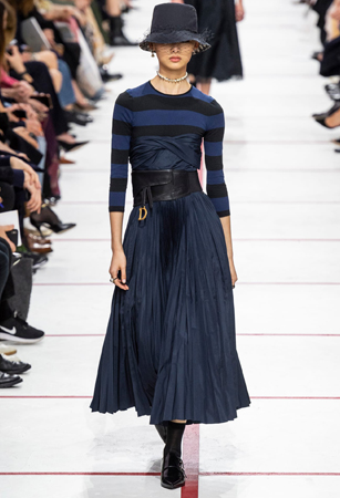 ماريا غارسيا كيوري تؤكد رسالتها مع ديور بمجموعة تنتصر لتمكين المرأة