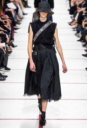 ماريا غارسيا كيوري تؤكد رسالتها مع ديور بمجموعة تنتصر لتمكين المرأة