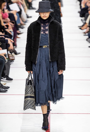 ماريا غارسيا كيوري تؤكد رسالتها مع ديور بمجموعة تنتصر لتمكين المرأة