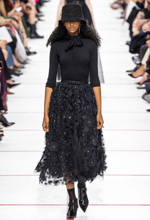 ماريا غارسيا كيوري تؤكد رسالتها مع ديور بمجموعة تنتصر لتمكين المرأة