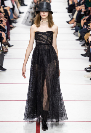 ماريا غارسيا كيوري تؤكد رسالتها مع ديور بمجموعة تنتصر لتمكين المرأة