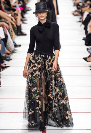 ماريا غارسيا كيوري تؤكد رسالتها مع ديور بمجموعة تنتصر لتمكين المرأة