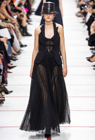 ماريا غارسيا كيوري تؤكد رسالتها مع ديور بمجموعة تنتصر لتمكين المرأة