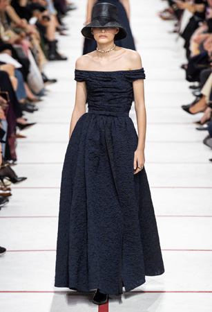 ماريا غارسيا كيوري تؤكد رسالتها مع ديور بمجموعة تنتصر لتمكين المرأة