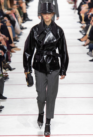 ماريا غارسيا كيوري تؤكد رسالتها مع ديور بمجموعة تنتصر لتمكين المرأة