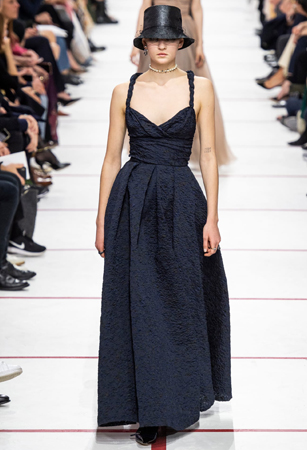 ماريا غارسيا كيوري تؤكد رسالتها مع ديور بمجموعة تنتصر لتمكين المرأة