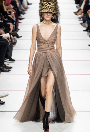 ماريا غارسيا كيوري تؤكد رسالتها مع ديور بمجموعة تنتصر لتمكين المرأة