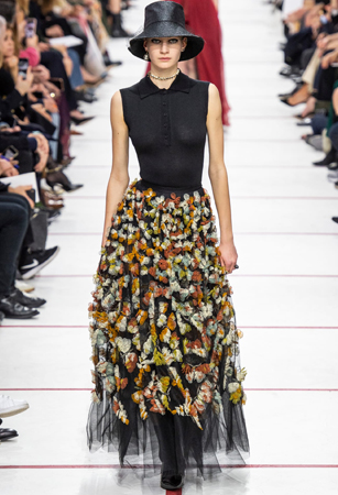 ماريا غارسيا كيوري تؤكد رسالتها مع ديور بمجموعة تنتصر لتمكين المرأة