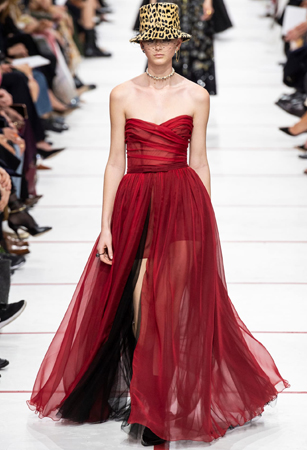 ماريا غارسيا كيوري تؤكد رسالتها مع ديور بمجموعة تنتصر لتمكين المرأة