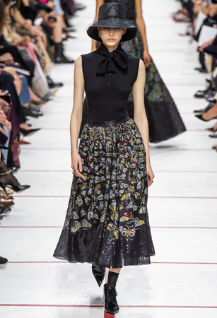 ماريا غارسيا كيوري تؤكد رسالتها مع ديور بمجموعة تنتصر لتمكين المرأة