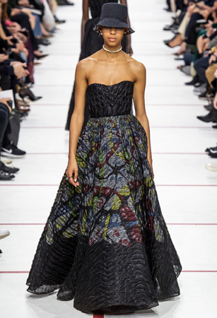 ماريا غارسيا كيوري تؤكد رسالتها مع ديور بمجموعة تنتصر لتمكين المرأة