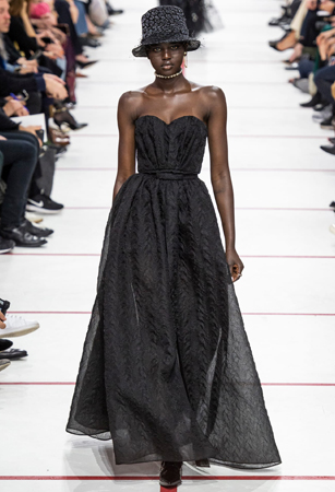 ماريا غارسيا كيوري تؤكد رسالتها مع ديور بمجموعة تنتصر لتمكين المرأة