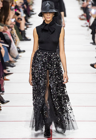 ماريا غارسيا كيوري تؤكد رسالتها مع ديور بمجموعة تنتصر لتمكين المرأة