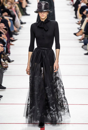 ماريا غارسيا كيوري تؤكد رسالتها مع ديور بمجموعة تنتصر لتمكين المرأة