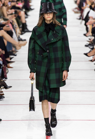 ماريا غارسيا كيوري تؤكد رسالتها مع ديور بمجموعة تنتصر لتمكين المرأة