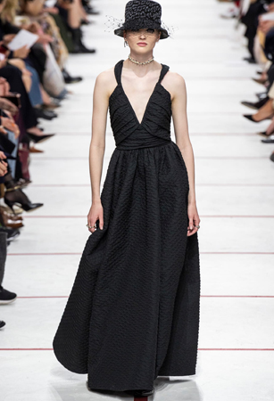 ماريا غارسيا كيوري تؤكد رسالتها مع ديور بمجموعة تنتصر لتمكين المرأة